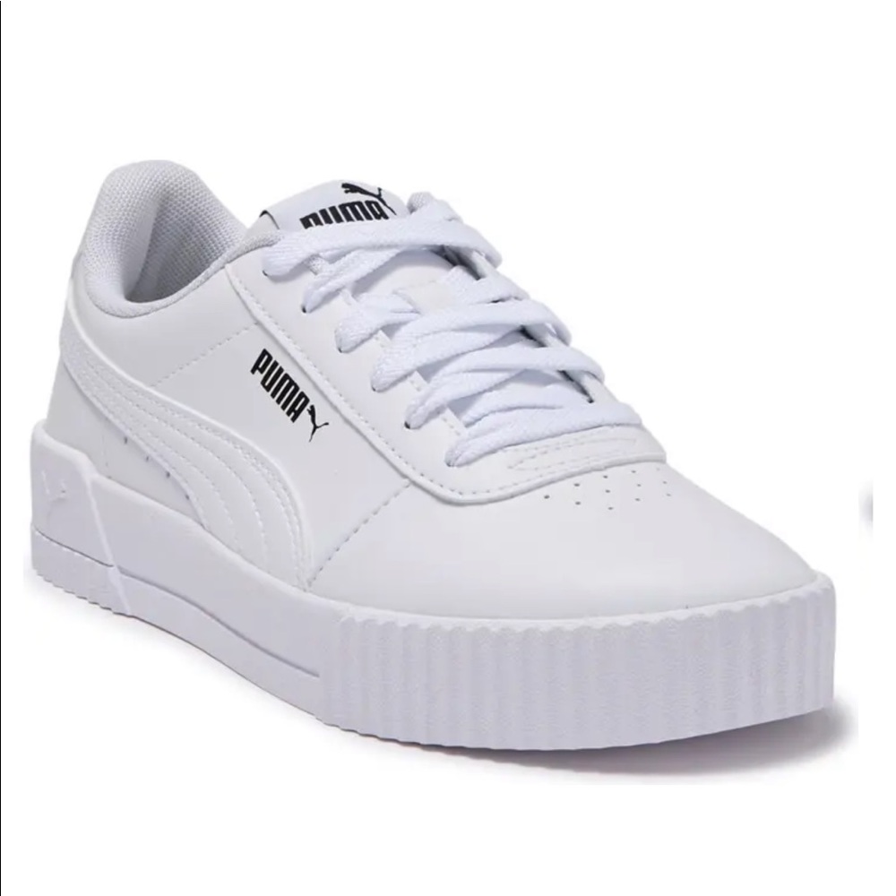 Womens size 6 NWT Puma Carina sneakers
